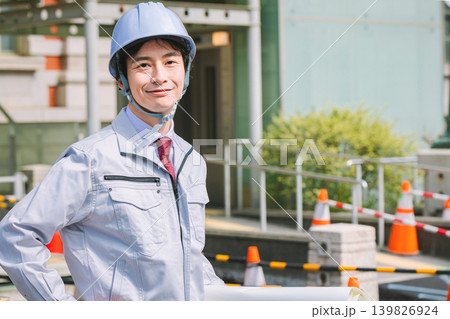 建設現場に立つ現場監督 139826924