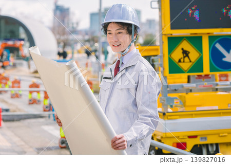 図面を確認する現場監督 道路工事 図面を確認する現場監督 道路工事 139827016