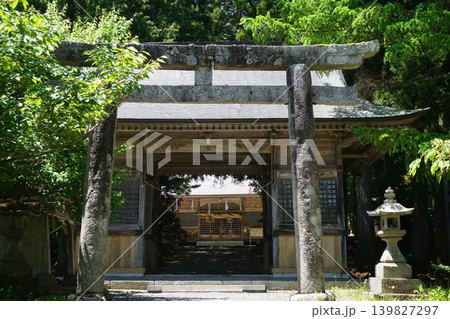 岡山県真庭市蒜山にある「茅部神社（かやべじんじゃ）」：鳥居・神門の奥に拝殿 139827297