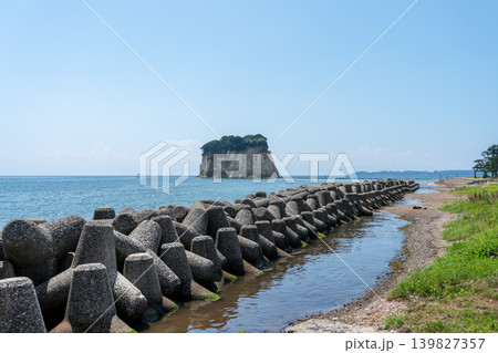 能登半島の観光名所 見附島（軍艦島）と夏の青空※作品コメント欄に撮影位置 139827357