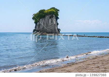 能登半島の観光名所 見附島(軍艦島)と夏の青空※作品コメント欄に撮影位置 能登半島の観光名所 見附島(軍艦島)と夏の青空※作品コメント欄に撮影位置 139827360