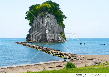 快晴の海に浮かぶ美しい見附島（軍艦島）の風景※作品コメント欄に撮影位置 139827364