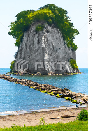快晴の海に浮かぶ美しい見附島（軍艦島）の風景※作品コメント欄に撮影位置 139827365