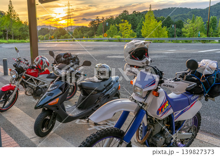道の駅 桜峠で並ぶバイクと夕暮れの美しい風景※作品コメント欄に撮影位置 道の駅 桜峠で並ぶバイクと夕暮れの美しい風景※作品コメント欄に撮影位置 139827373