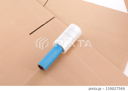 梱包用フィルムとダンボール 139827569