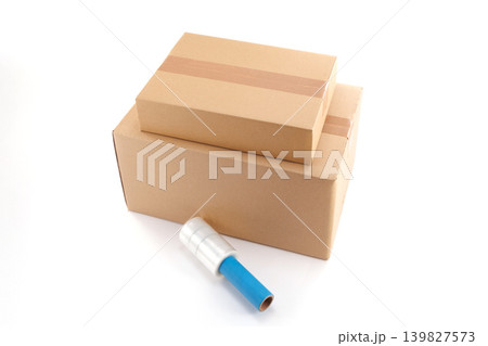 梱包用フィルムとダンボール 139827573