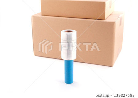 梱包用フィルムとダンボール 139827588
