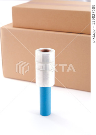 梱包用フィルムとダンボール 139827589