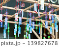 涼を呼ぶ色鮮やかな風鈴と短冊 139827678