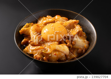 豚キムチ納豆丼(卵黄のせ) 豚キムチ納豆丼(卵黄のせ) 139827704