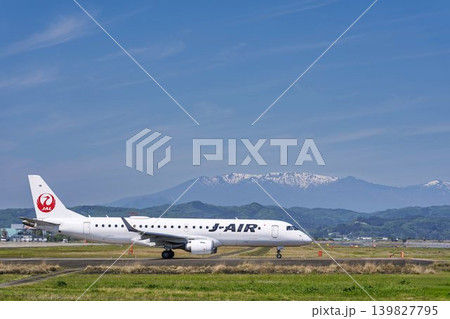 晴れた日の仙台空港 蔵王連峰とタキシング中の飛行機 宮城県名取市 晴れた日の仙台空港 蔵王連峰とタキシング中の飛行機 宮城県名取市 139827795
