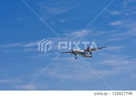 青空の仙台空港　着陸中の飛行機　宮城県名取市 139827796