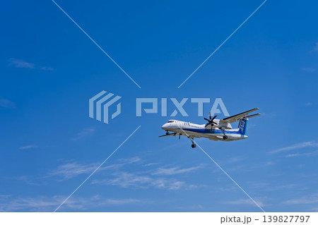 青空の仙台空港　着陸中の飛行機　宮城県名取市 139827797