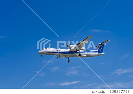 青空の仙台空港　着陸中の飛行機　宮城県名取市 139827798