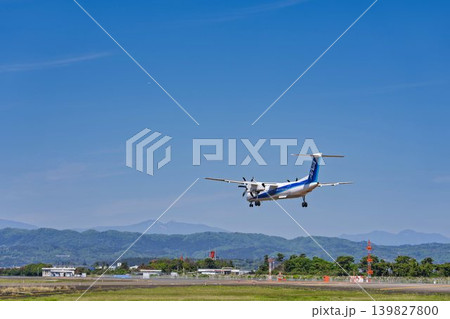 青空の仙台空港 着陸中の飛行機 宮城県名取市 青空の仙台空港 着陸中の飛行機 宮城県名取市 139827800
