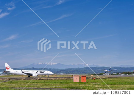 晴れた日の仙台空港　蔵王連峰とタキシング中の飛行機　宮城県名取市 139827801
