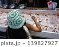 夏祭りの大きなイベント、日焼けした子供も夢中に 139827927
