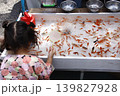 金魚すくいに子供も夢中に、大きなイベント 139827928