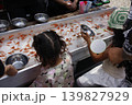 夏祭りのイベント、子供の好きな金魚すくい 139827929