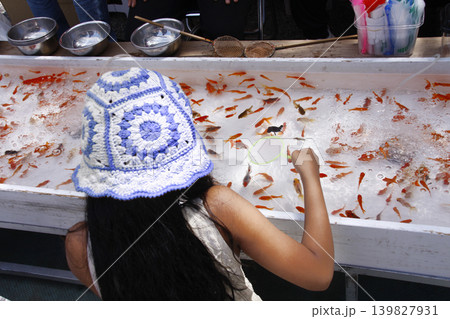 夏祭りの楽しみの一つ金魚すくい 139827931