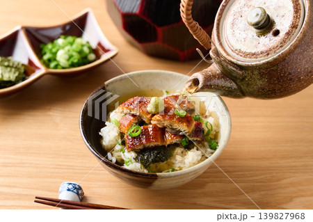 うなぎ茶漬けに出汁を注ぐ うなぎ茶漬けに出汁を注ぐ 139827968