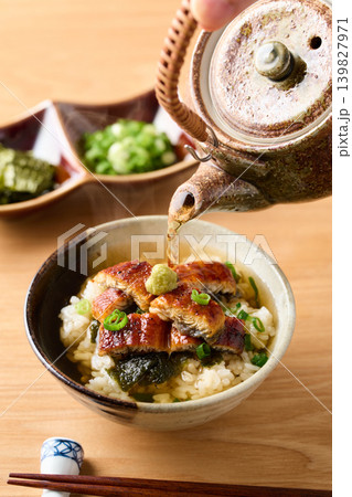 うなぎ茶漬けに出汁を注ぐ うなぎ茶漬けに出汁を注ぐ 139827971
