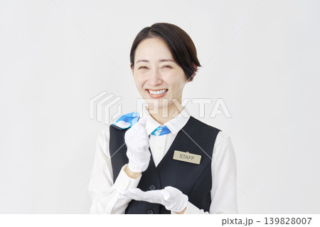 女性スタッフ 受付・バスガイド ひらめく 白背景 女性スタッフ 受付・バスガイド ひらめく 白背景 139828007