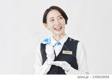 女性スタッフ　受付・バスガイド　ひらめく　白背景 139828008