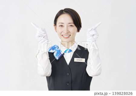 左右を指差す女性スタッフ 受付・バスガイド 白背景 左右を指差す女性スタッフ 受付・バスガイド 白背景 139828026