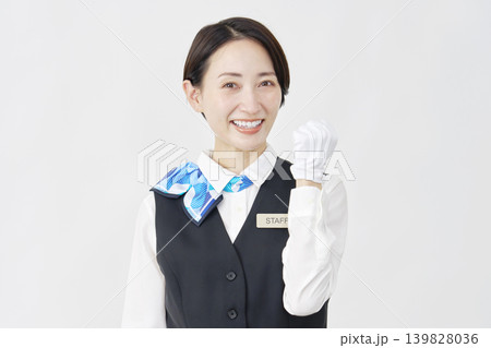 女性スタッフ　受付・バスガイド　ガッツポーズ　白背景 139828036