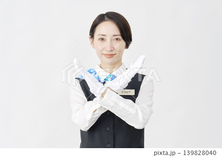 女性スタッフ 受付・バスガイド 腕でばつ印のポーズ 白背景 女性スタッフ 受付・バスガイド 腕でばつ印のポーズ 白背景 139828040