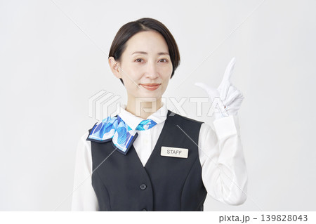 女性スタッフ 受付・バスガイド チェックサイン 白背景 女性スタッフ 受付・バスガイド チェックサイン 白背景 139828043