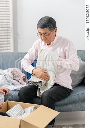 シニア夫婦　終活　断捨離 139828073