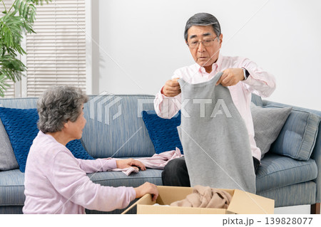 シニア夫婦　終活　断捨離 139828077
