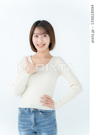 女性　カジュアル　サムズアップ 139828094