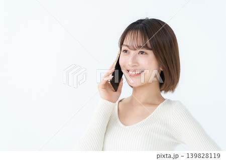 女性 カジュアル スマホ 通話 女性 カジュアル スマホ 通話 139828119