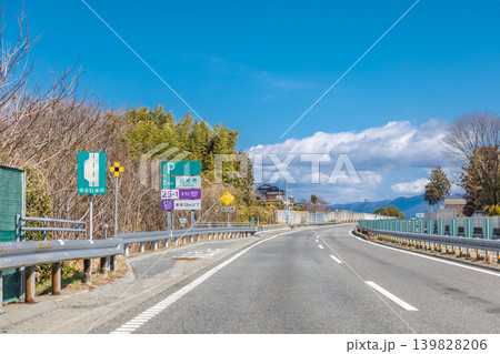 快晴の青空と白い雲が広がる中央自動車道、座光寺PA（長野県飯田市）手前の高速道路風景 139828206