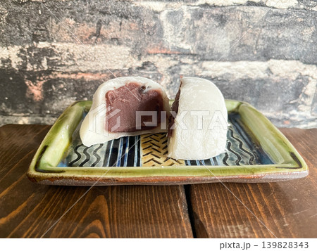 和菓子の塩豆大福の断面。ほんのりと塩味が効いた豆と餡子を大福餅で包んだ食べ物。 139828343