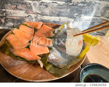 サーモンと真鯛の昆布締め。サーモンと真鯛を昆布で包んで熟成させた料理。 139828350