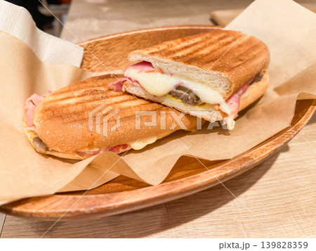 カリカリにグリルしたホットサンドイッチ。ハムとチーズを挟んだパン。 139828359