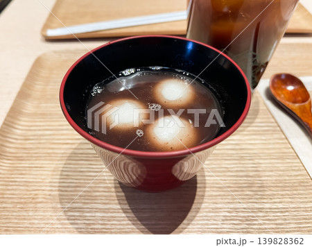白玉だんごが浮かんでいる温かいおしるこ。 139828362