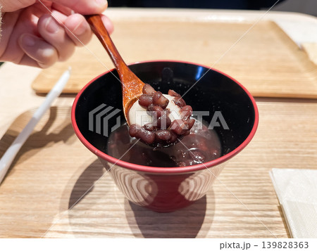 白玉だんごが浮かんでいる温かいおしるこ。 白玉だんごが浮かんでいる温かいおしるこ。 139828363