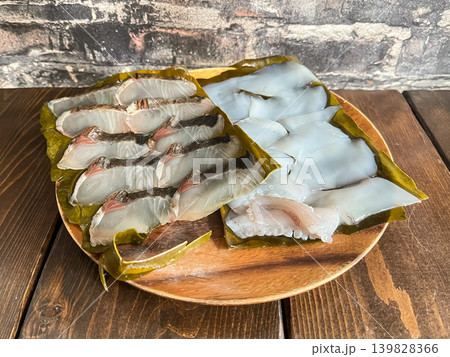 サワラとアオリイカの昆布締め。新鮮な刺身を昆布で包んで熟成させた料理。 139828366