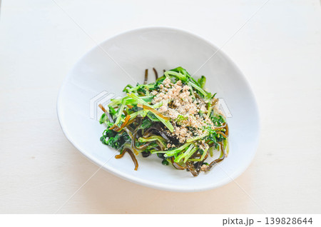 すりごまをかけた豆苗と塩昆布の和え物 すりごまをかけた豆苗と塩昆布の和え物 139828644