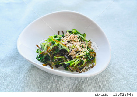 すりごまをかけた豆苗と塩昆布の和え物 すりごまをかけた豆苗と塩昆布の和え物 139828645