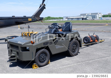 陸上自衛隊のトーイングトラクター 陸上自衛隊のトーイングトラクター 139828681
