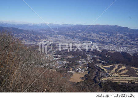 渋川市の水沢山に登る。山頂に続く尾根　石仏見晴に到着　素晴らしい見晴らし　2026年1月9日 139829120
