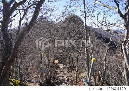 渋川市の水沢山に登る。石仏見晴に到着 山頂までの尾根道から見える水沢山山頂方面 2026年1月9日 渋川市の水沢山に登る。石仏見晴に到着 山頂までの尾根道から見える水沢山山頂方面 2026年1月9日 139829130