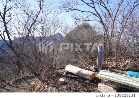 渋川市の水沢山に登る。石仏見晴と山頂の間にある小ピーク 見晴台草ぼうず 2026年1月9日 渋川市の水沢山に登る。石仏見晴と山頂の間にある小ピーク 見晴台草ぼうず 2026年1月9日 139829131
