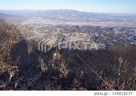 渋川市の水沢山に登る。水澤山山頂から下山 見晴台石仏から赤城山方面を見る 2026年1月9日 渋川市の水沢山に登る。水澤山山頂から下山 見晴台石仏から赤城山方面を見る 2026年1月9日 139829237